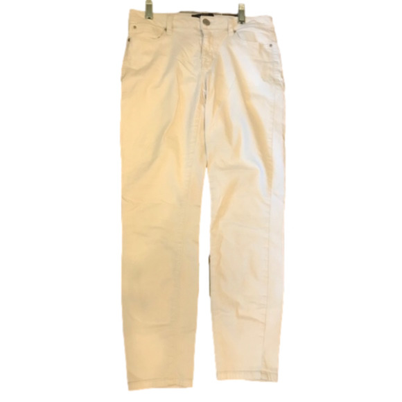 𝅺Dex White Capris - Picture 1 of 7